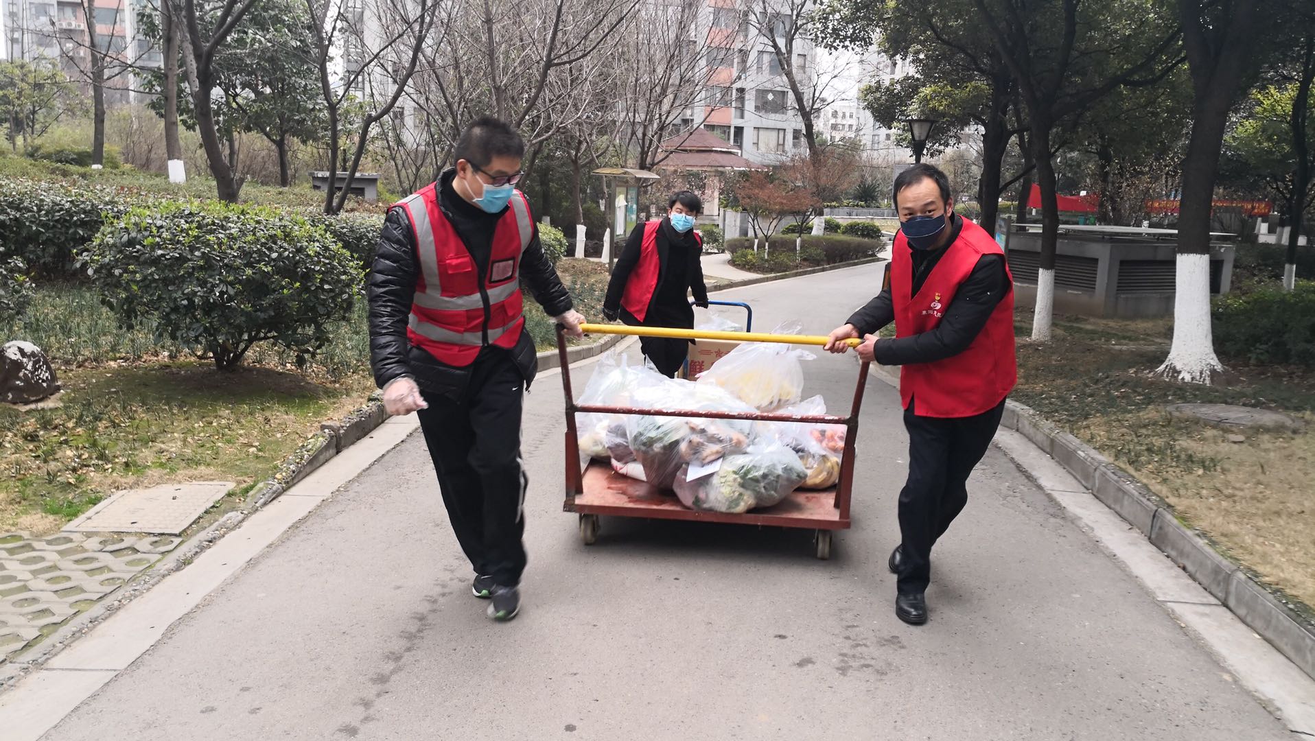 搬运物资现场.jpg