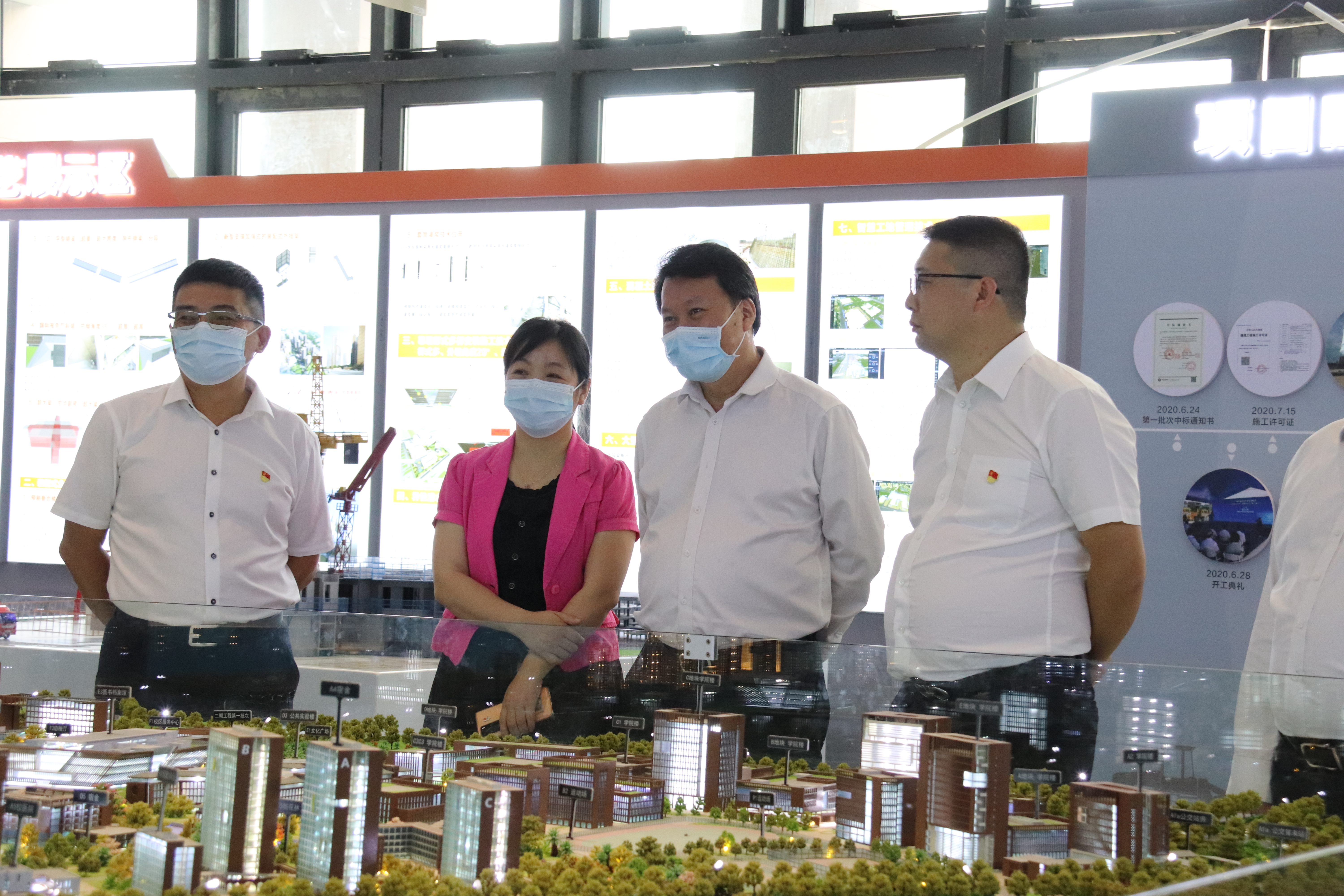 陈天翼听取华南理工大学国际校区二期建设情况的汇报.JPG